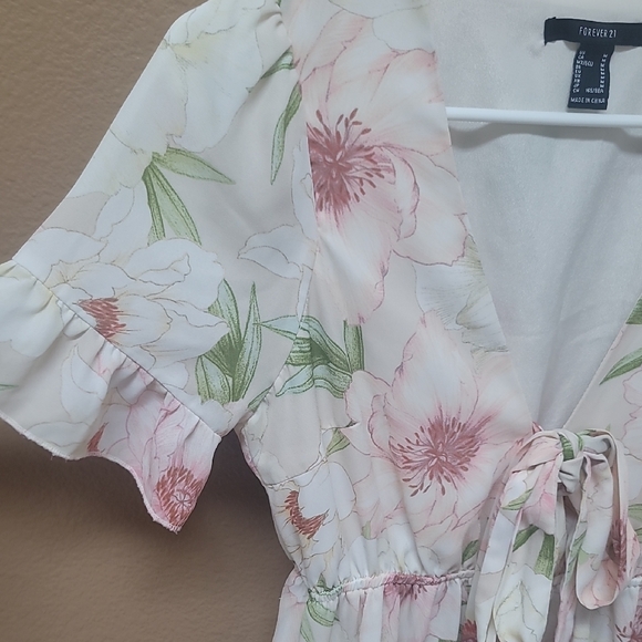 Forever 21 Floral Ruffle Mini Dress 🌸 - Picture 2 of 7